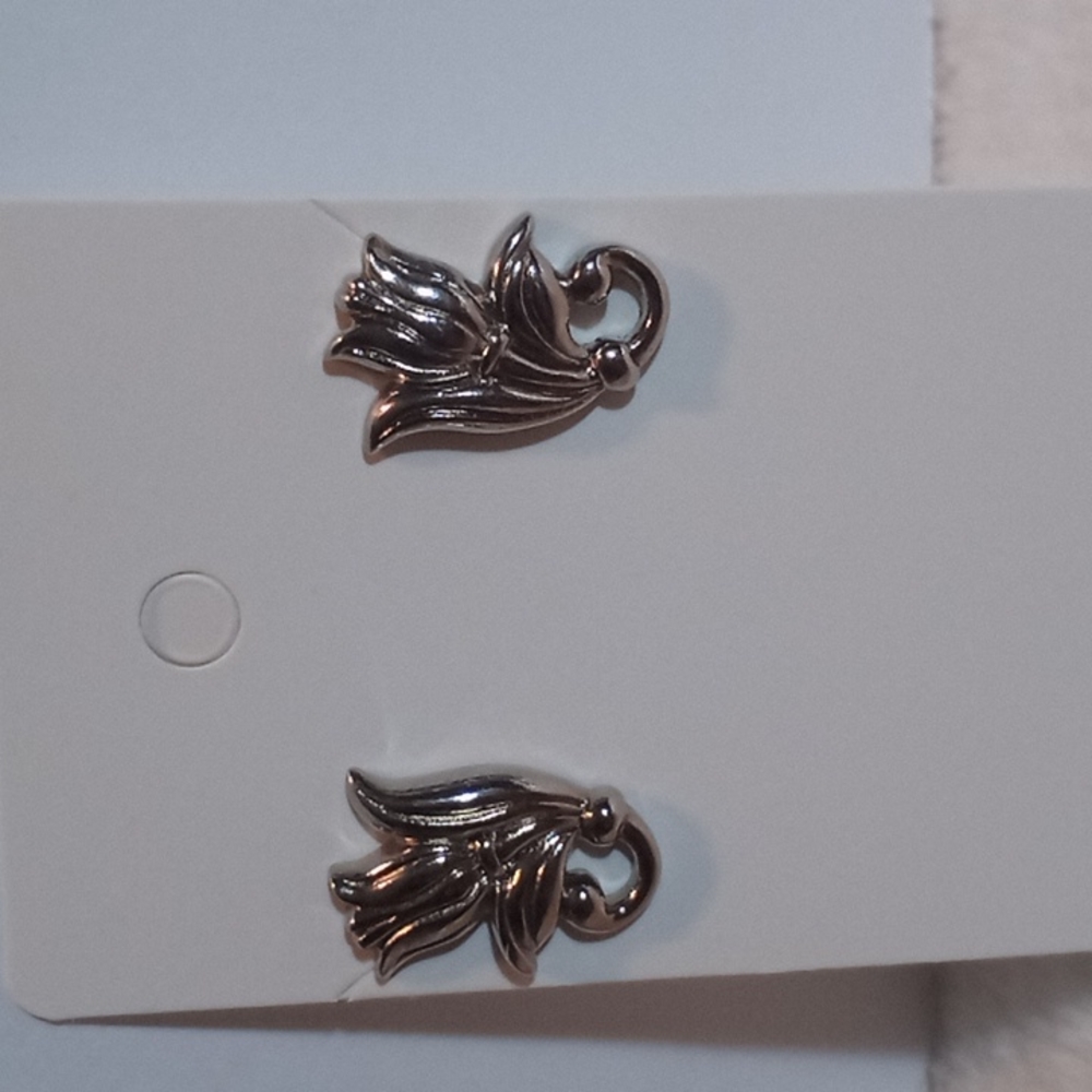 Silver toned fleur de lis, post style